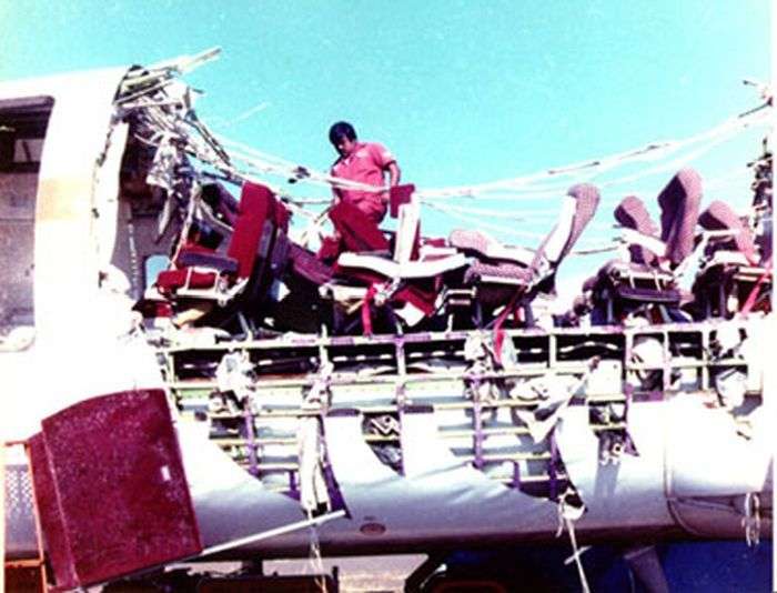 243 Алоха Ерлайнз: неймовірна посадка пошкодженого літака (11 фото)