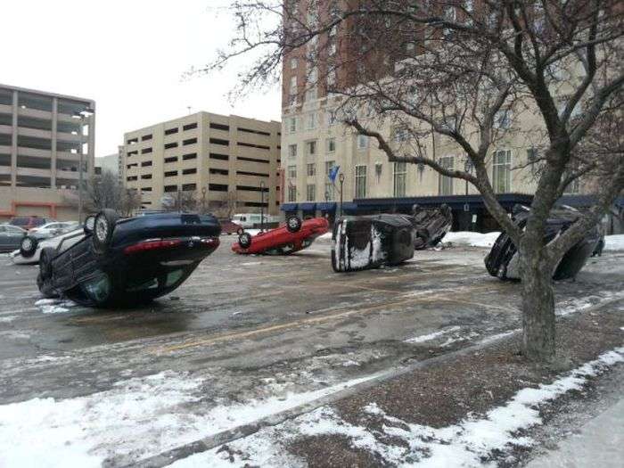 Дивний випадок на парковці (4 фото)