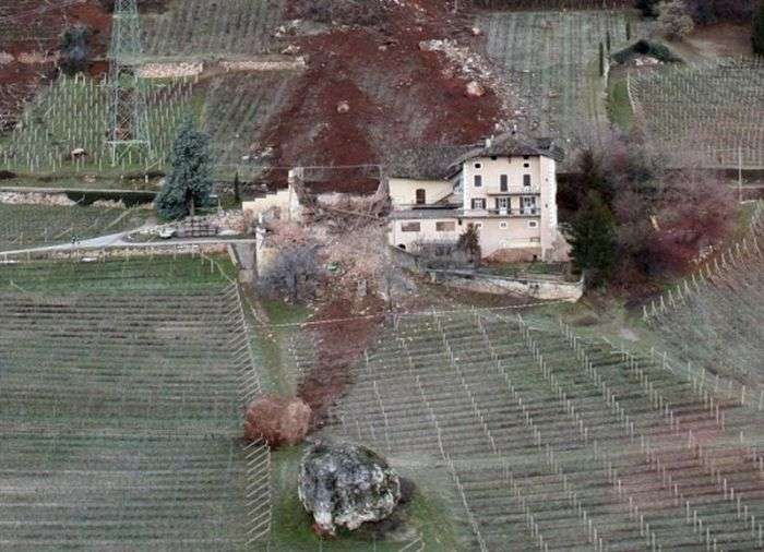 Величезний камінь обрушився на ферму в Італії (6 фото)