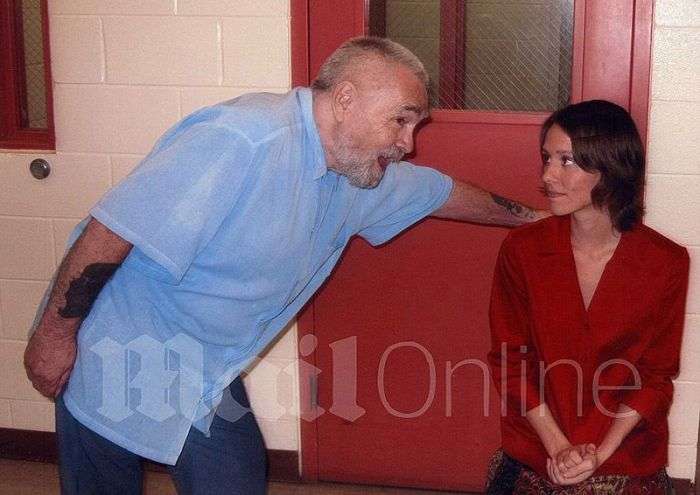 79-річний серійний вбивця Чарльз Менсон зібрався одружуватися на 25-річній дівчині (43 фото)