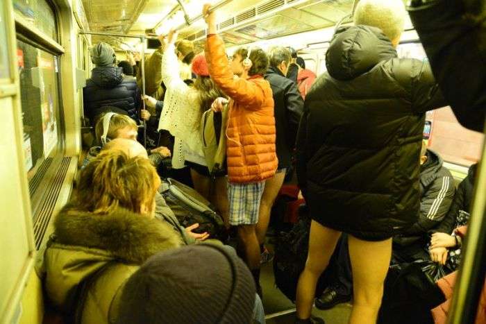 Кияни прокотилися на метро в нижній білизні (23 фото + відео)