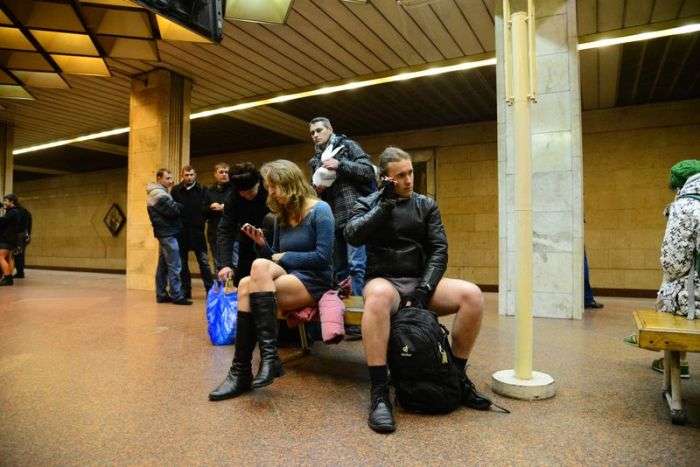 Кияни прокотилися на метро в нижній білизні (23 фото + відео)