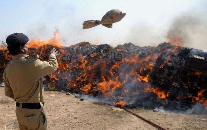 Церемонія знищення заборонених речей в Пакистані (13 фото)