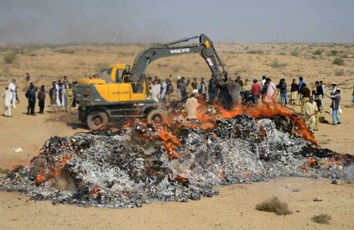 Церемонія знищення заборонених речей в Пакистані (13 фото)