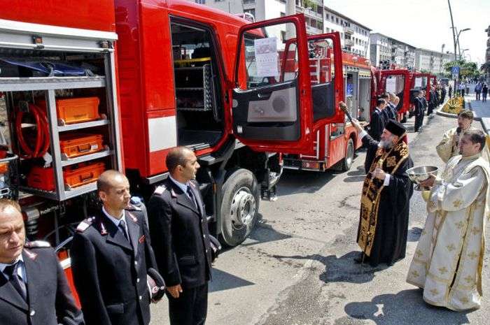 Священики в Румунії встигають скрізь заробити (20 фото)