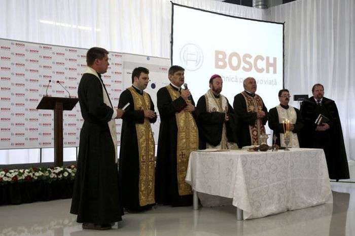 Священики в Румунії встигають скрізь заробити (20 фото)