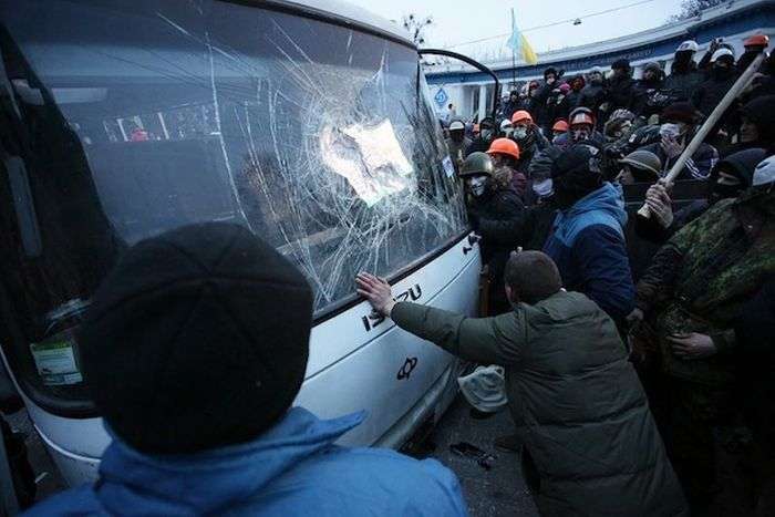 Євромайдан перейшов до політики нападу (25 фото + відео)