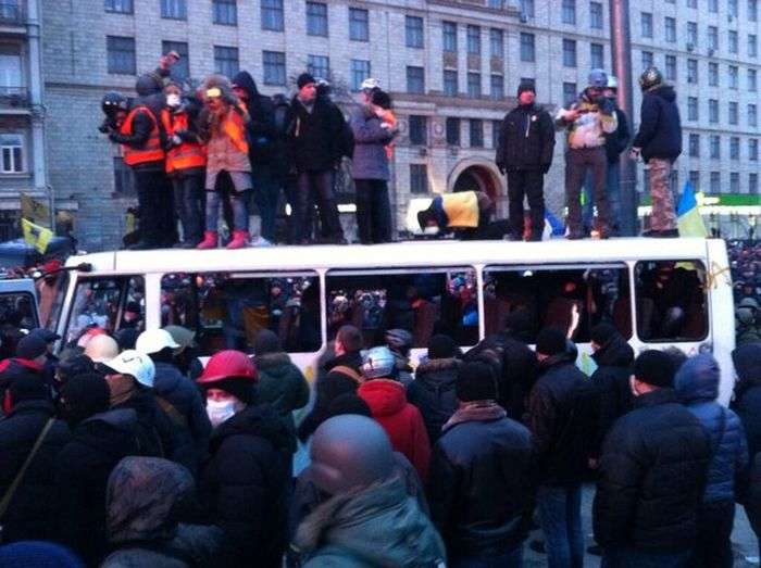 Євромайдан перейшов до політики нападу (25 фото + відео)