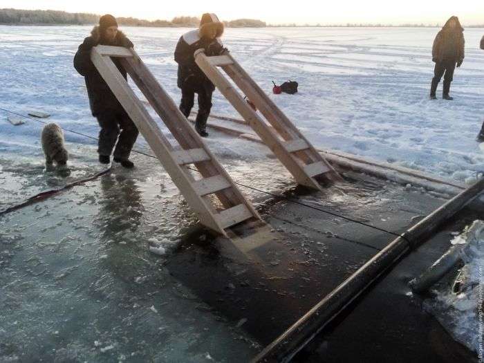 Як витягнути позашляховик, який провалився під лід (14 фото)