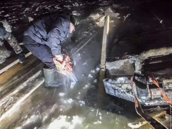 Як витягнути позашляховик, який провалився під лід (14 фото)