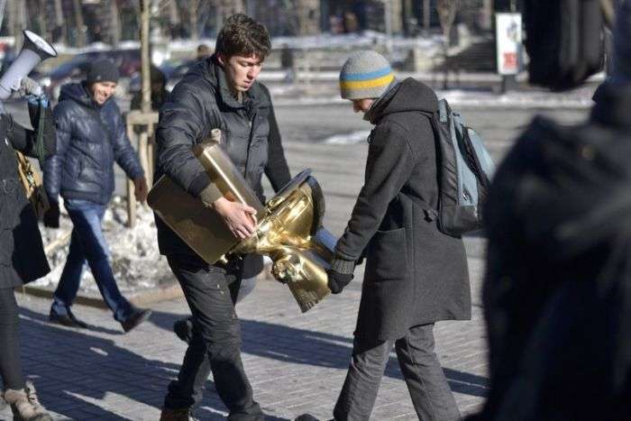 Золотий унітаз на Евромайдане в Києві (6 фото)