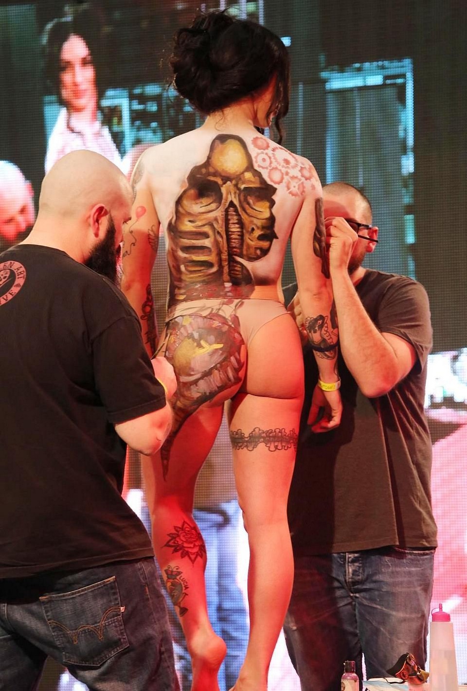 Сотни поклонников татуировок собрались на ежегодную конференцию в Милане МиР
