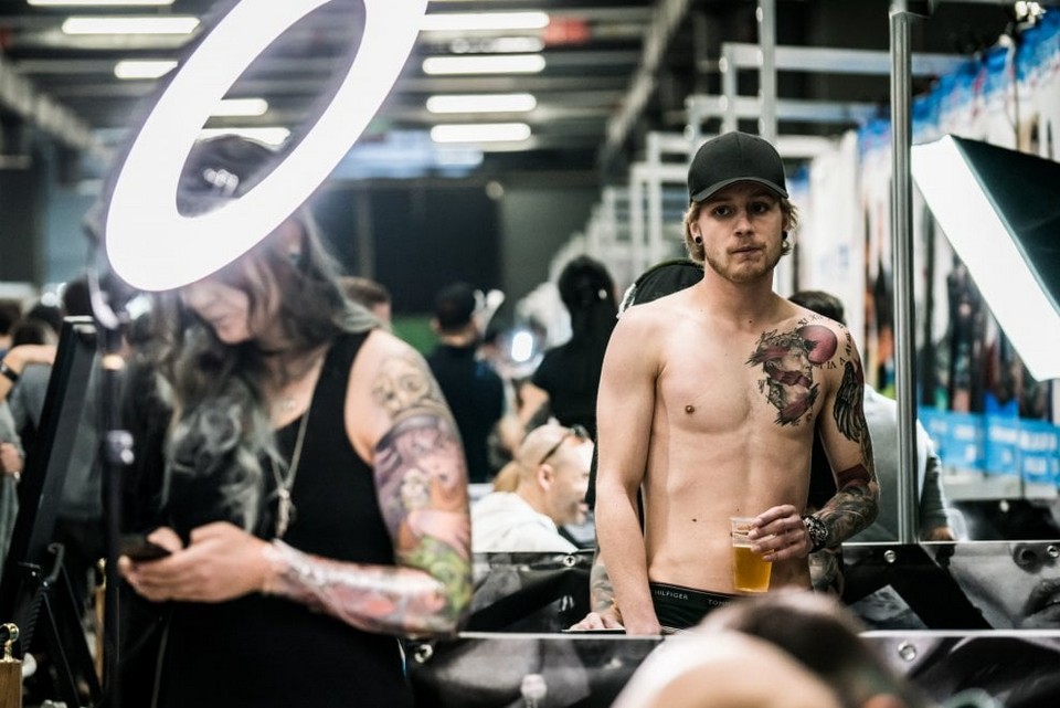 Сотни поклонников татуировок собрались на ежегодную конференцию в Милане МиР