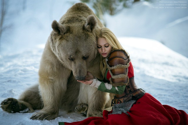 Девушка и медведь разное, интересное