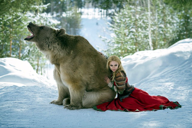 Девушка и медведь разное, интересное