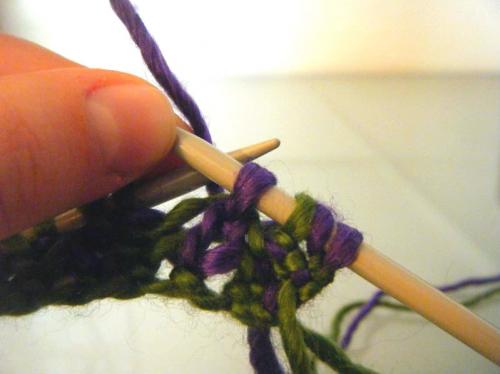 Как связать двухцветную бриошь резинку вязание спицами