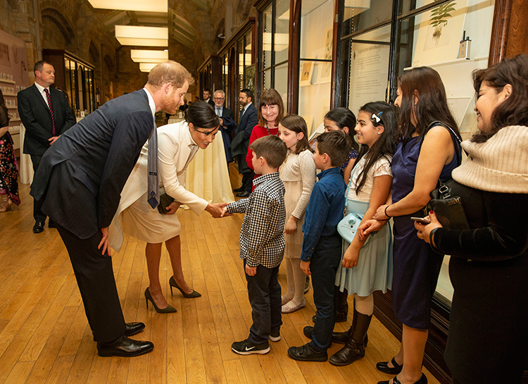 Принц Гарри и Меган Маркл посетили спектакль о Чарльзе Дарвине Монархи / Британские монархи