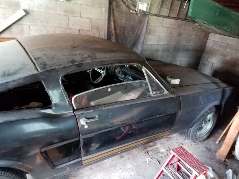 Из проката в забытье: уникальный Mustang нашли в сарае авто