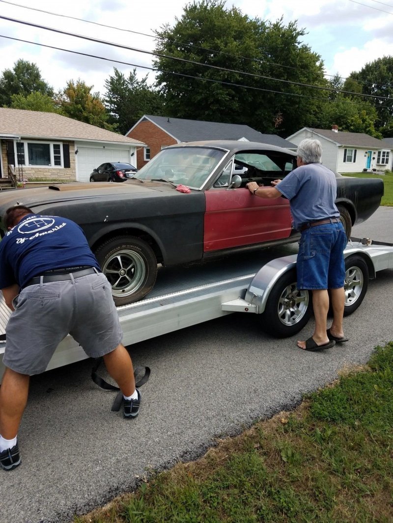 Из проката в забытье: уникальный Mustang нашли в сарае авто