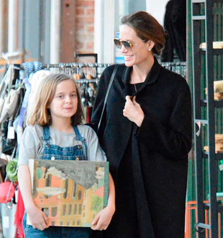 В черном с головы до пят: Анджелина Джоли замечена на прогулке с дочерью Мода / Стиль звезд