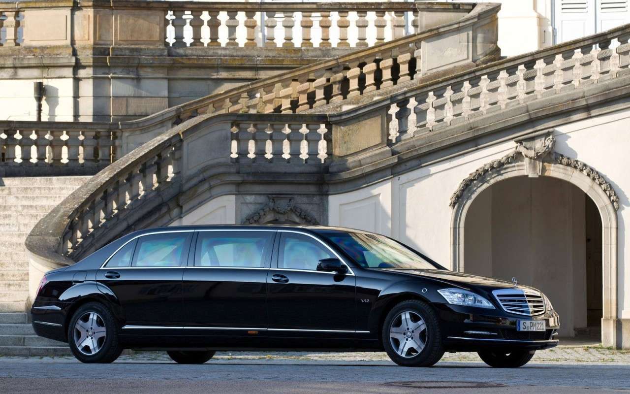 Любимые машины Дмитрия Медведева: от комбайна до Ауруса автомобили