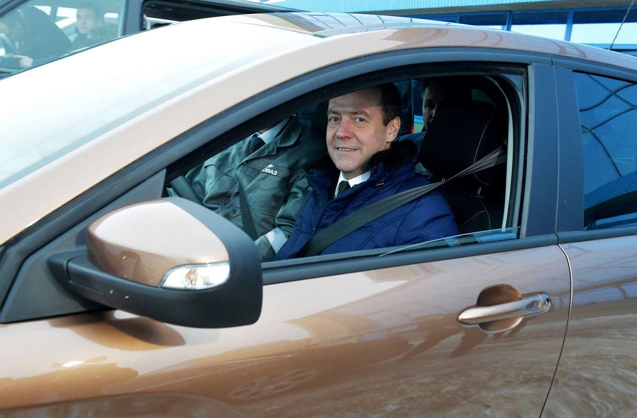 Любимые машины Дмитрия Медведева: от комбайна до Ауруса автомобили