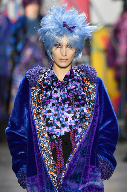 Неделя моды в Нью-Йорке: Белла Хадид и Кайя Гербер в цветных париках на показе Anna Sui сезона осень-зима 2019/2020 Новости моды