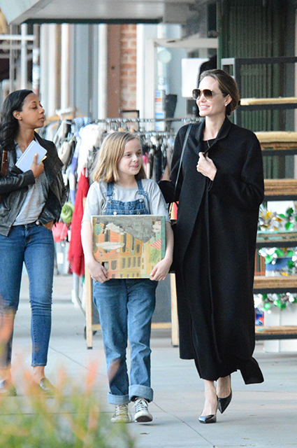 Счастливая Анджелина Джоли гуляет с дочерью, пока Брэд Питт проводит время с Дженнифер Энистон Звездные дети